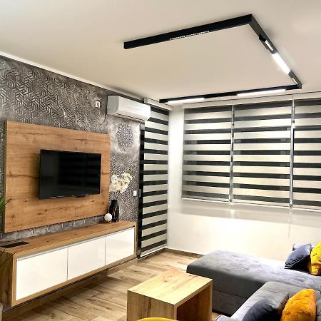 Apartman Lux-Besplatno Koriscenje Zasebne Garaze Sremska Mitrovica Buitenkant foto