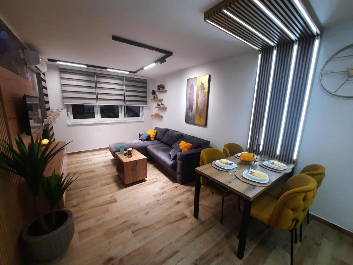 Apartman Lux-Besplatno Koriscenje Zasebne Garaze Sremska Mitrovica Buitenkant foto