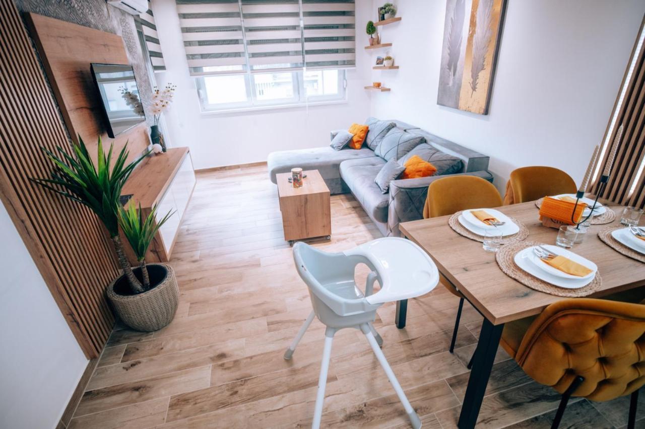 Apartman Lux-Besplatno Koriscenje Zasebne Garaze Sremska Mitrovica Buitenkant foto