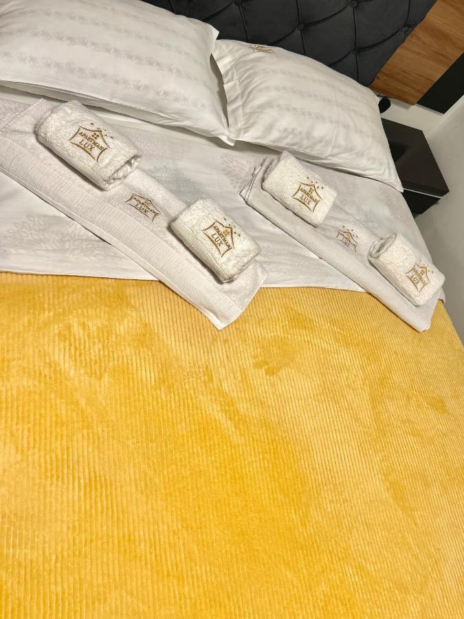 Apartman Lux-Besplatno Koriscenje Zasebne Garaze Sremska Mitrovica Buitenkant foto