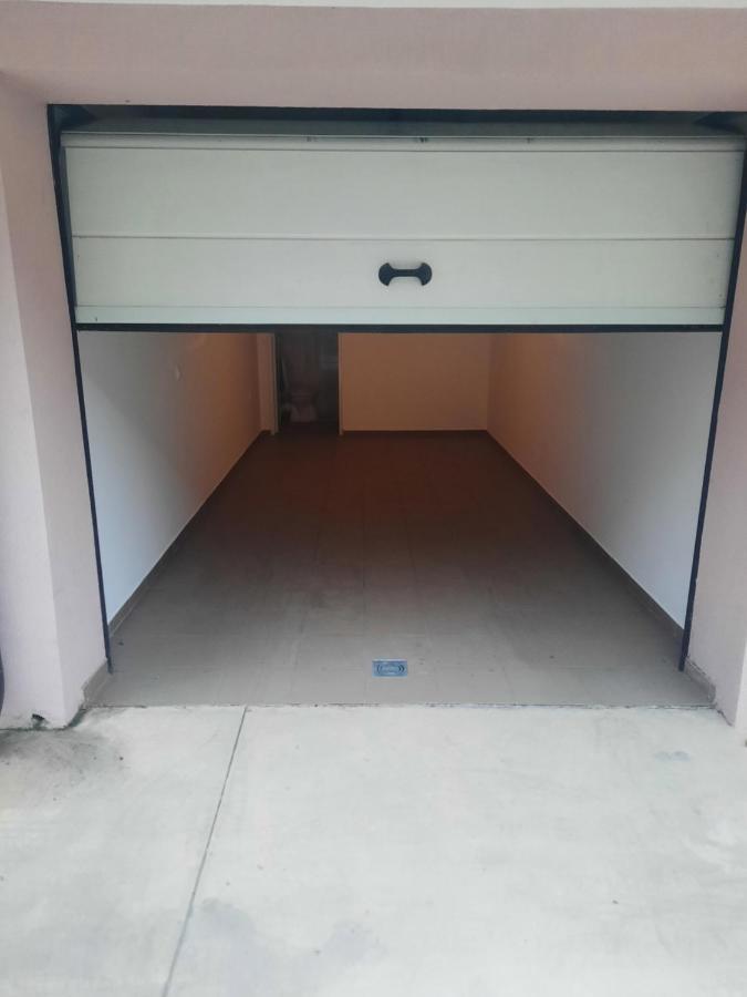Apartman Lux-Besplatno Koriscenje Zasebne Garaze Sremska Mitrovica Buitenkant foto