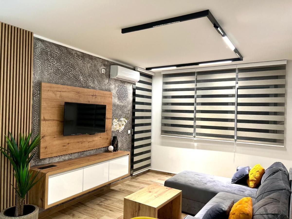 Apartman Lux-Besplatno Koriscenje Zasebne Garaze Sremska Mitrovica Buitenkant foto