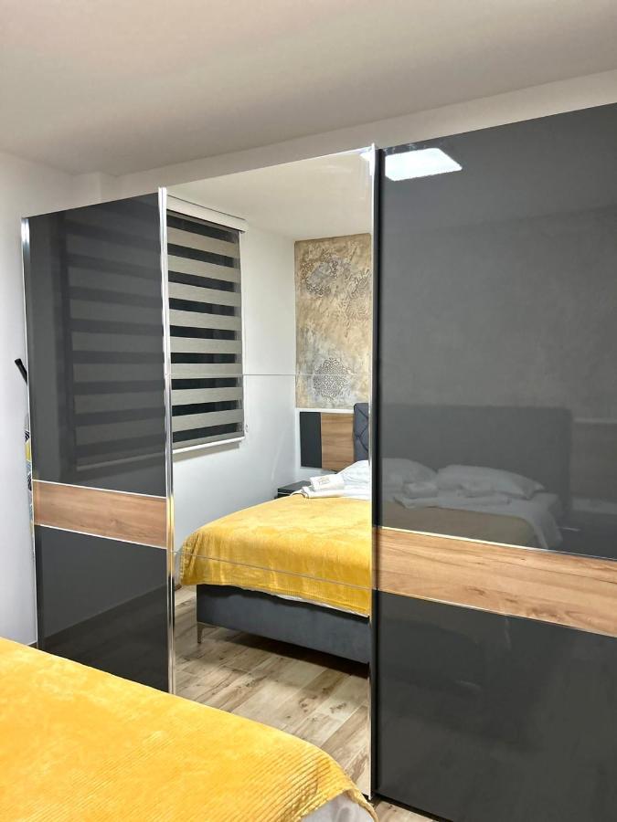 Apartman Lux-Besplatno Koriscenje Zasebne Garaze Sremska Mitrovica Buitenkant foto