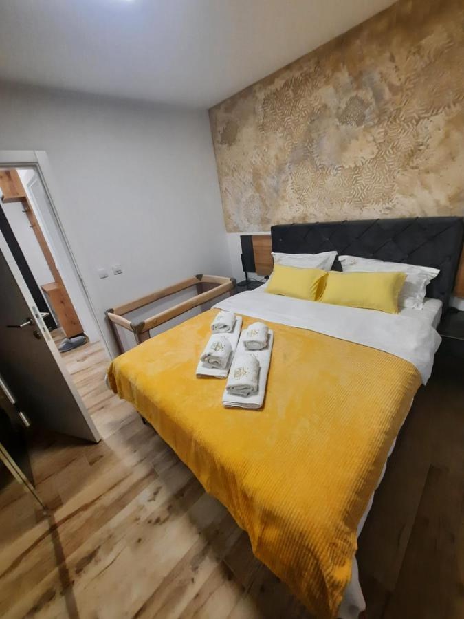 Apartman Lux-Besplatno Koriscenje Zasebne Garaze Sremska Mitrovica Buitenkant foto