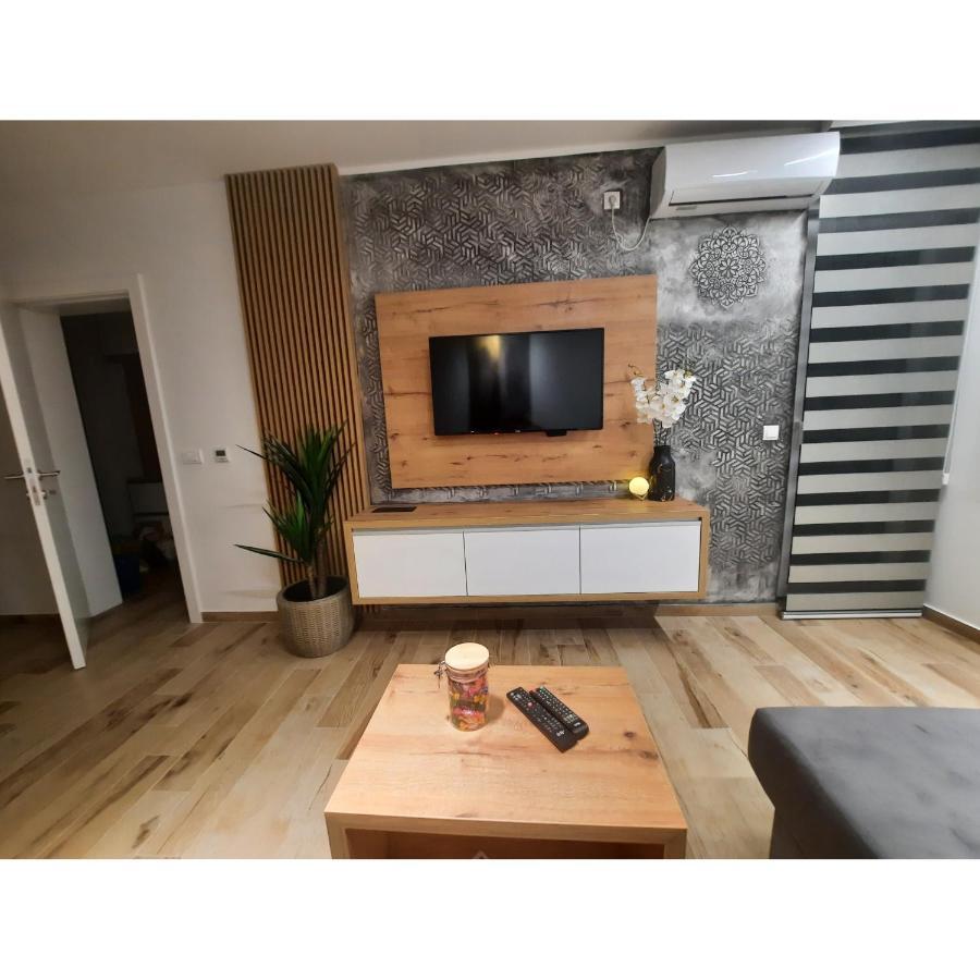 Apartman Lux-Besplatno Koriscenje Zasebne Garaze Sremska Mitrovica Buitenkant foto