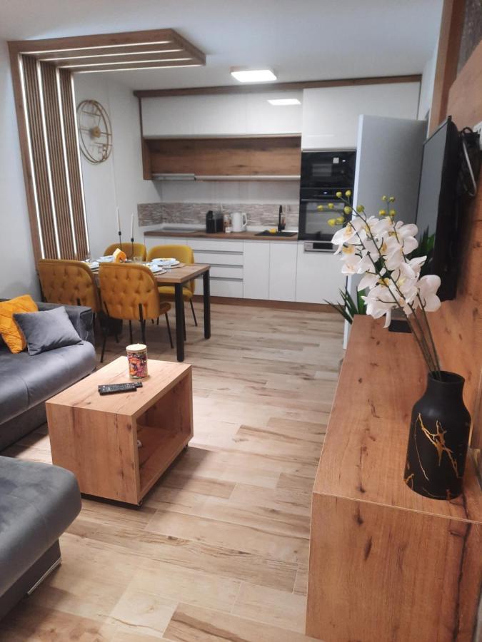 Apartman Lux-Besplatno Koriscenje Zasebne Garaze Sremska Mitrovica Buitenkant foto