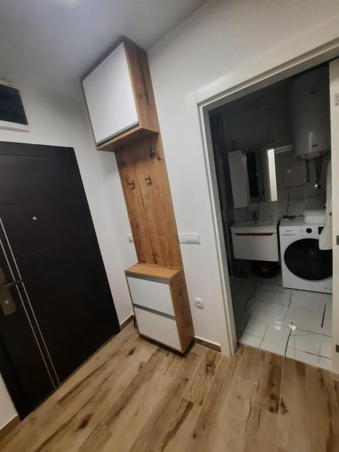 Apartman Lux-Besplatno Koriscenje Zasebne Garaze Sremska Mitrovica Buitenkant foto