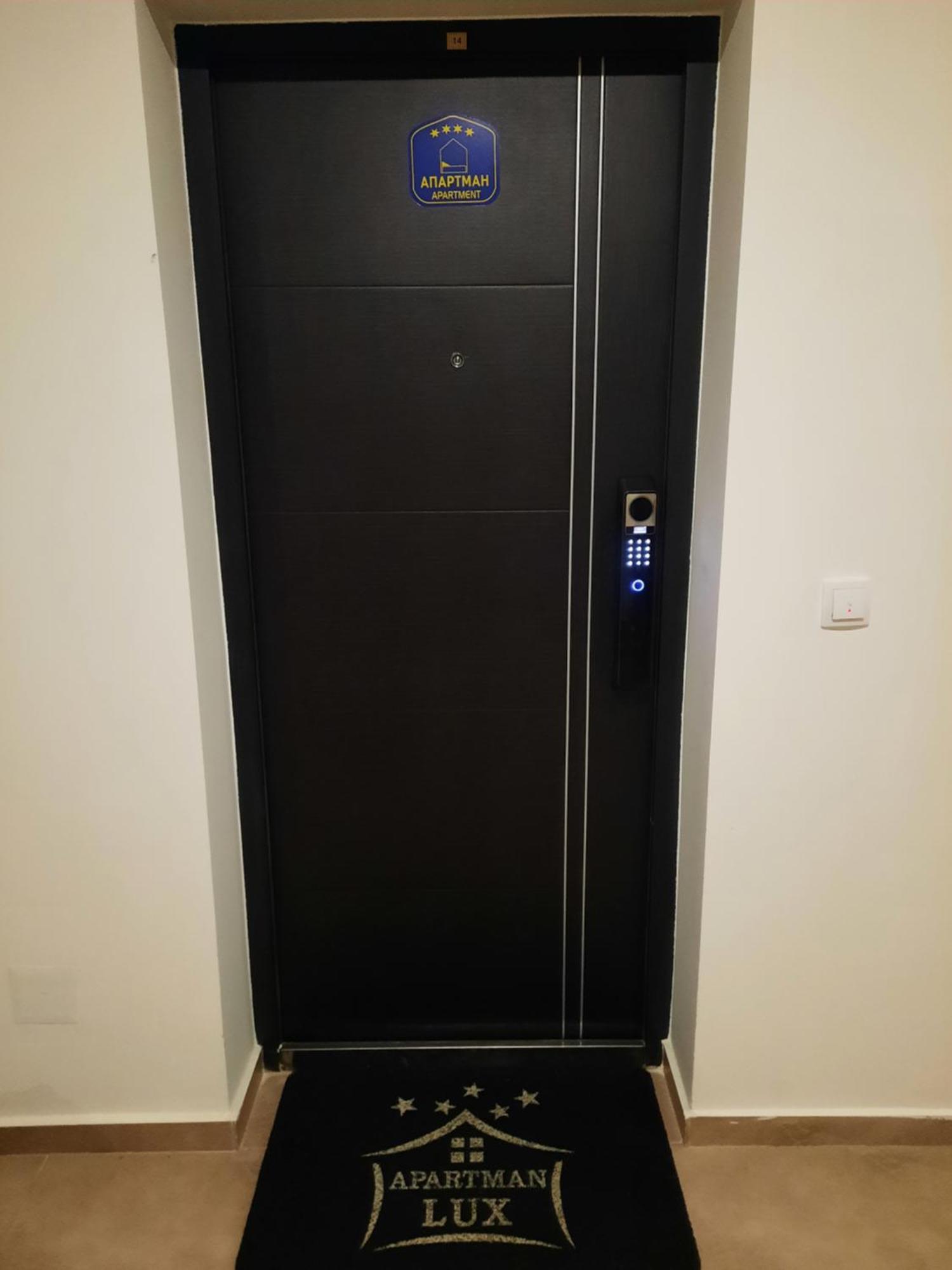 Apartman Lux-Besplatno Koriscenje Zasebne Garaze Sremska Mitrovica Buitenkant foto