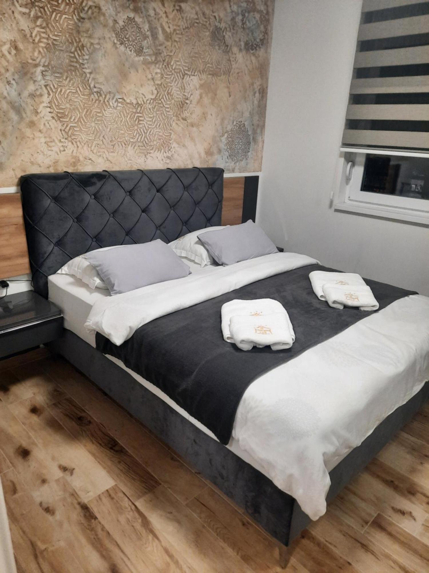 Apartman Lux-Besplatno Koriscenje Zasebne Garaze Sremska Mitrovica Buitenkant foto